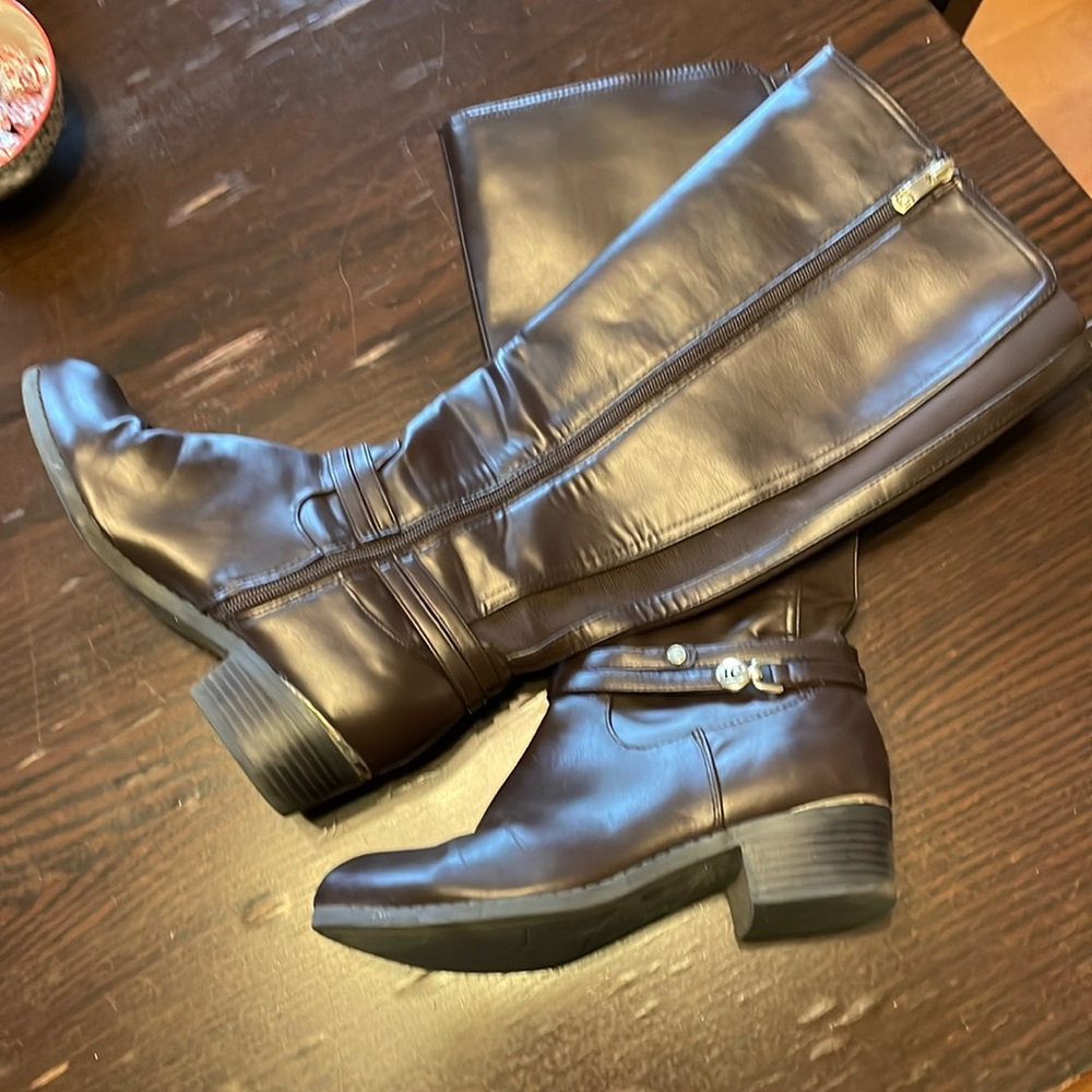 Great knee high brown boots.  With great stretch over the calves.
